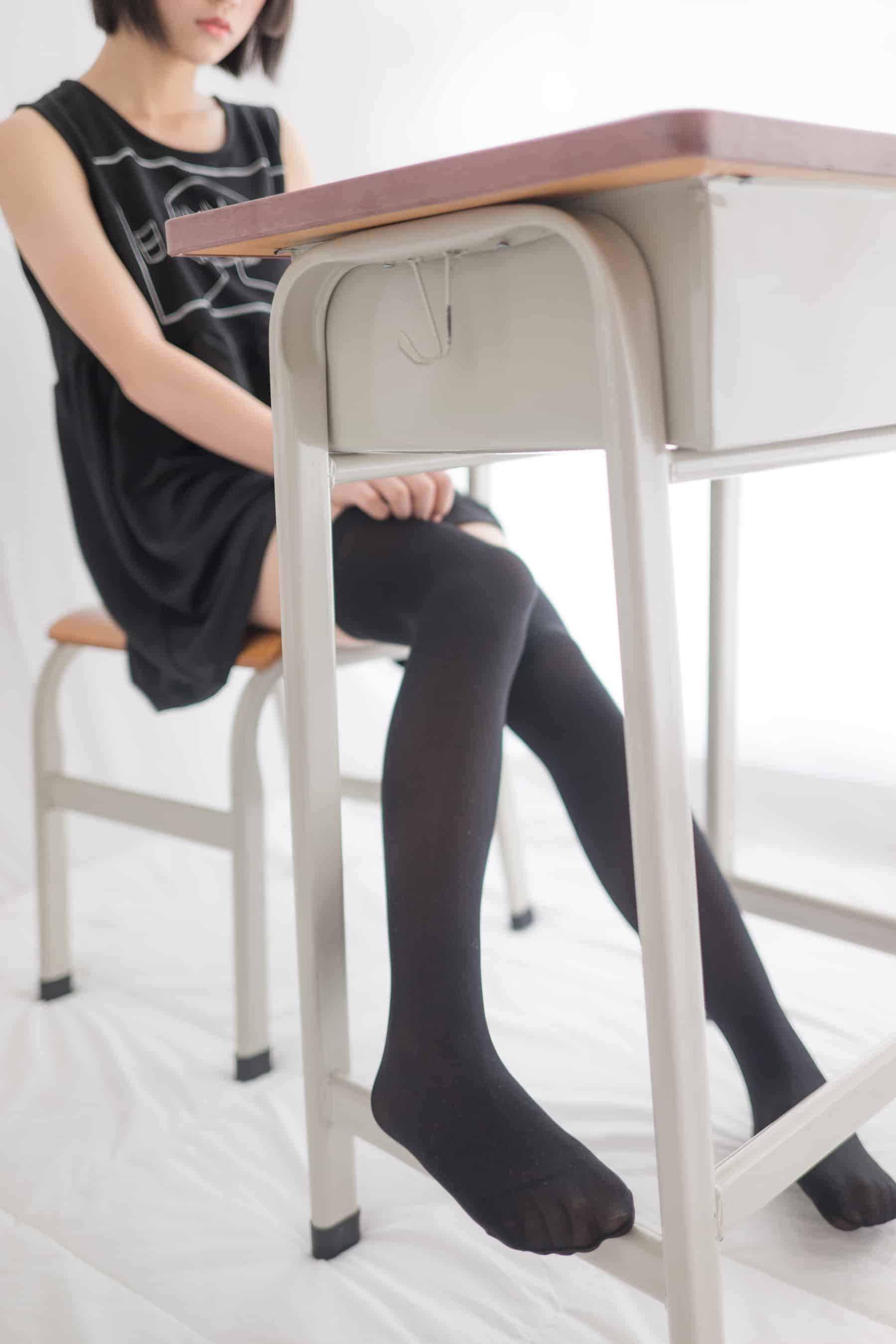 VOL.006课桌上秀黑丝美腿 – [喵写真] - 喵图录