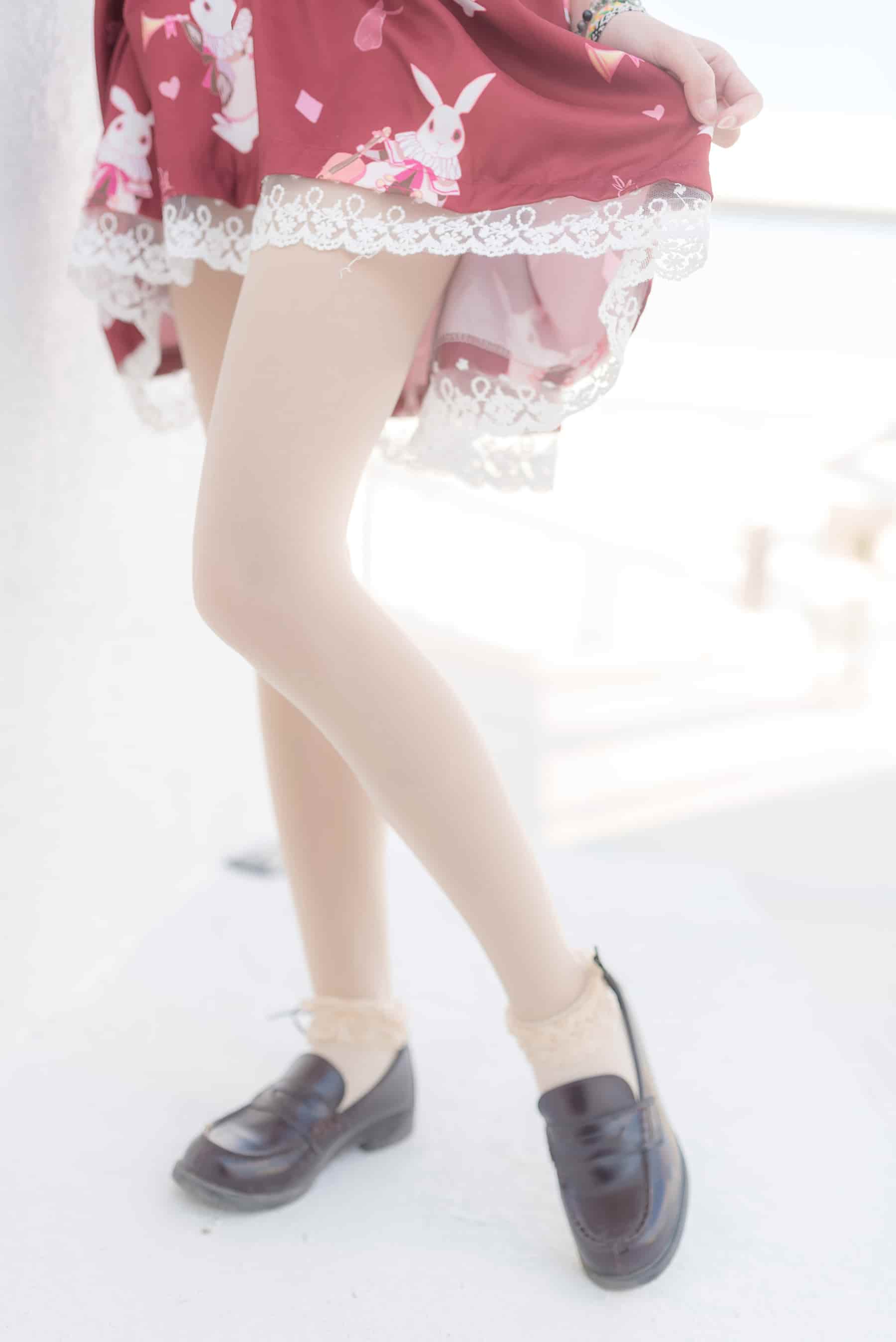 NO.140 街道上的红裙女孩 – [风之领域] - 喵图录